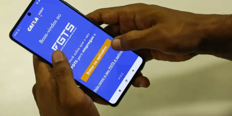 Trabalhadores brasileiros são surpreendidos com notícia sobre o saque-aniversário do FGTS