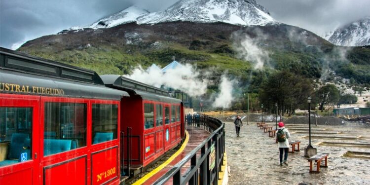 O passeio de trem que custa R$ 170 e virou sensação entre turistas por levar ao “fim do mundo”