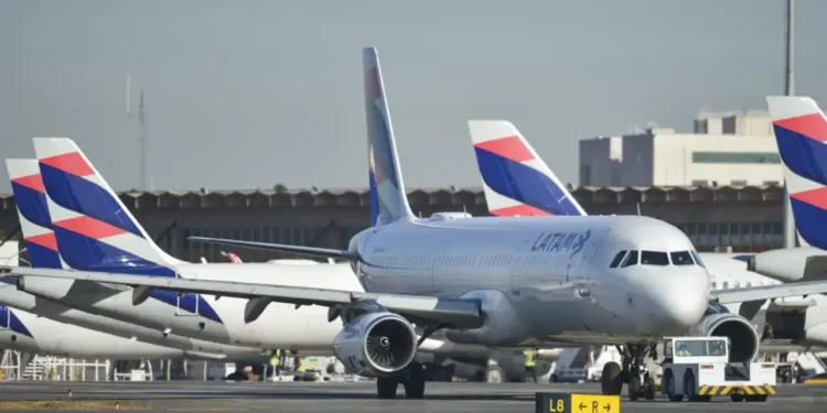 Voos internacionais vão deixar de operar no Brasil após o fim da escala 6×1, revela diretor da LATAM