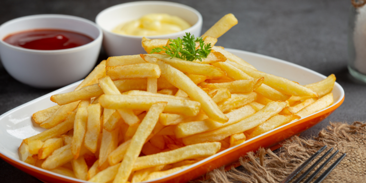 Anvisa emite alerta urgente sobre substância encontrada em batatas fritas