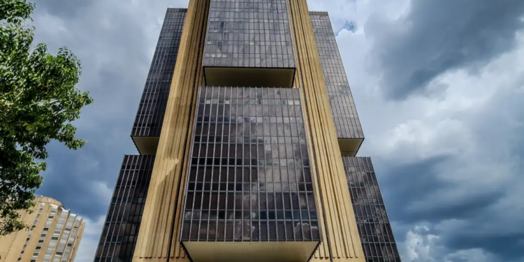 Banco Central vai depositar dinheiro congelado para quem possui chave PIX; veja como solicitar o pagamento