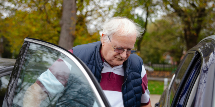 Brasileiros com mais de 60 anos vão poder comprar carros com 30% de desconto no Brasil, após nova lei