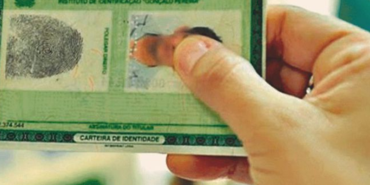 Brasileiros que ainda usam o RG antigo recebem aviso sobre mudança que já tem prazo definido