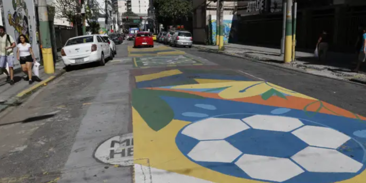 Brasileiros recebem alerta: pintar ruas para a Copa pode acabar em multa e processo