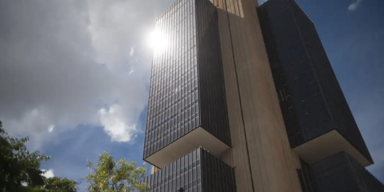 Brasileiros recebem comunicado do Banco Central após alteração nas regras do Pix
