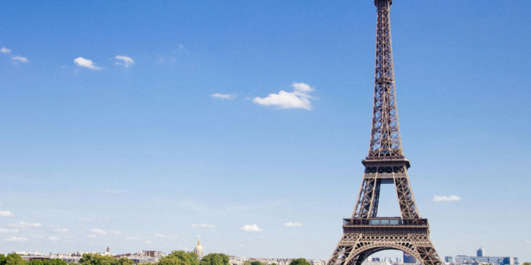 Calor sem precedentes fecha a Torre Eiffel e coloca a Europa em estado de alerta