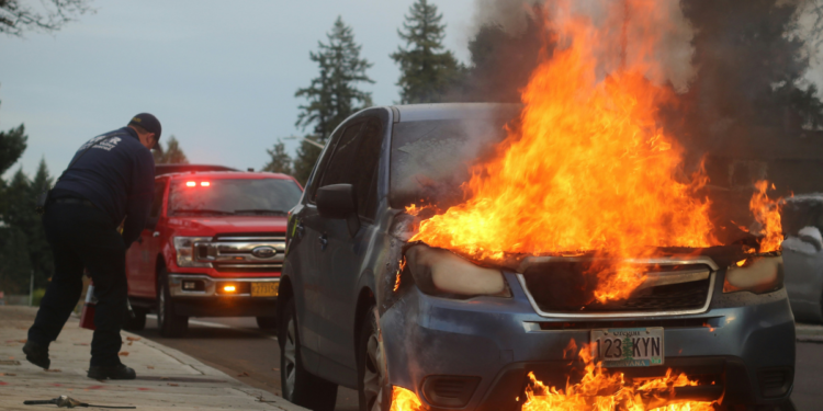 Carro elétrico pega fogo e bombeiros levam horas para controlar as chamas; entenda o motivo