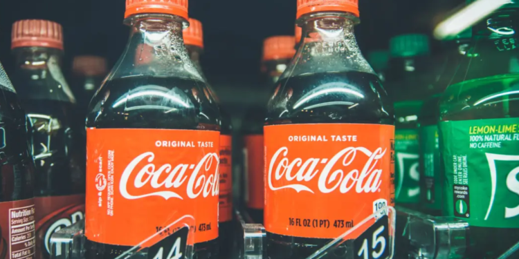 Coca-Cola anuncia mudança e faz alerta para quem compra a garrafa do refrigerante