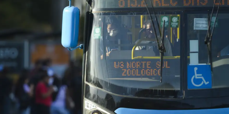 Decisão do governo torna passagens de ônibus gratuitas no Brasil a partir de 05/06
