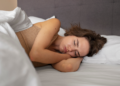 Especialistas fazem alerta para quem gosta de dormir mais durante o fim de semana