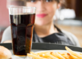 Especialistas fazem comunicado urgente para brasileiros que tomam refrigerante durante o almoço