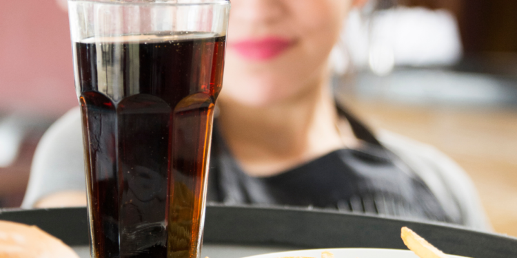 Especialistas fazem comunicado urgente para brasileiros que tomam refrigerante durante o almoço
