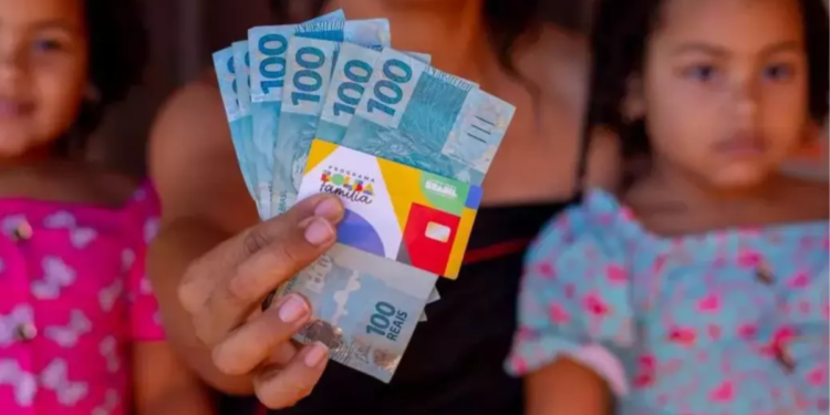 Fact check: brasileira de 51 anos está recebendo R$ 15 mil do Bolsa Família?