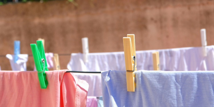 Moradores podem ser multados em R$ 4.450 por colocar roupas na varanda do apartamento nesta cidade