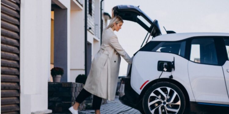 Site revela o que realmente acontece com a conta de luz de quem carrega carro elétrico em casa
