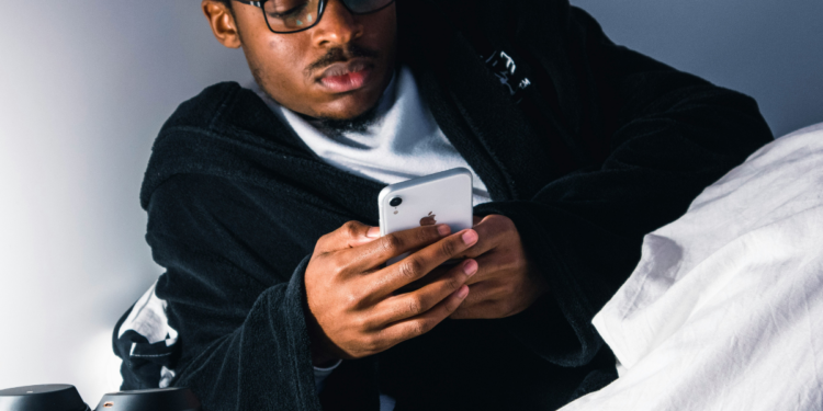 Nem duas horas nem 30 minutos: quanto tempo antes de dormir é preciso largar o telefone para melhorar o sono e evitar a insónia