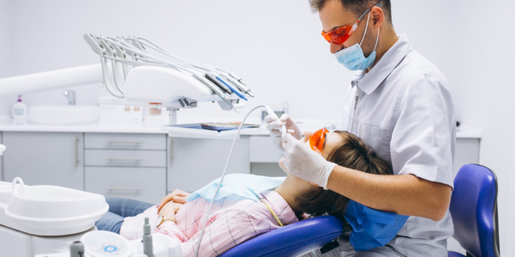 Nova lei deve aumentar o salário mínimo de médicos e dentistas no Brasil