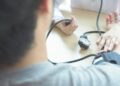 Pressão “normal” muda e médicos atualizam referência de 12 por 8 que era usada há décadas