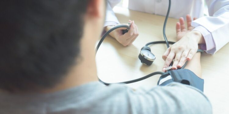 Pressão “normal” muda e médicos atualizam referência de 12 por 8 que era usada há décadas