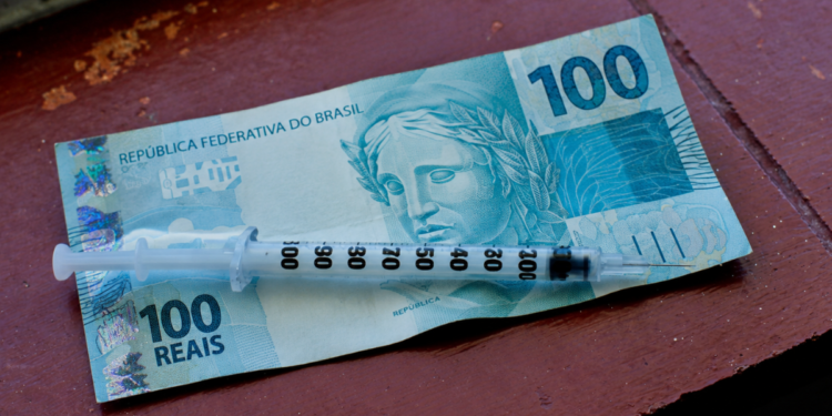 Quanto você precisa pagar para tomar a vacina da dengue desenvolvida fora do Brasil?