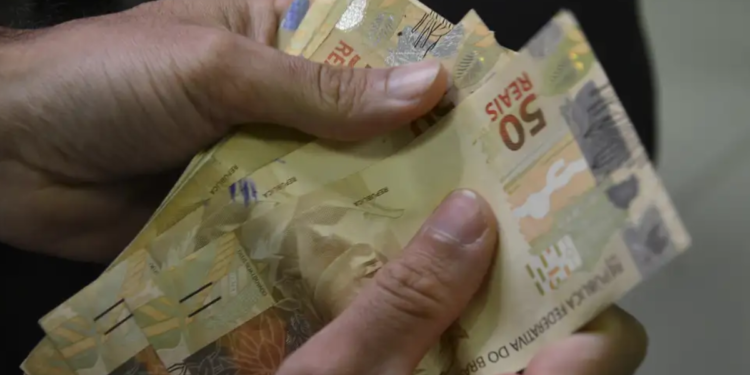 Quem trabalhar no dia 09/07 terá direito a receber salário em dobro no Brasil