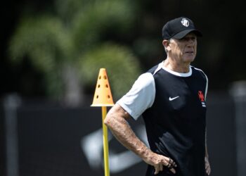 Com o elenco na zona de rebaixamento, Vasco decide dispensar todo o elenco
