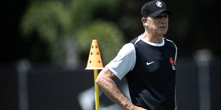 Com o elenco na zona de rebaixamento, Vasco decide dispensar todo o elenco