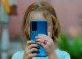 A partir de quando uma criança deve ter celular? Veja o que dizem os especialistas