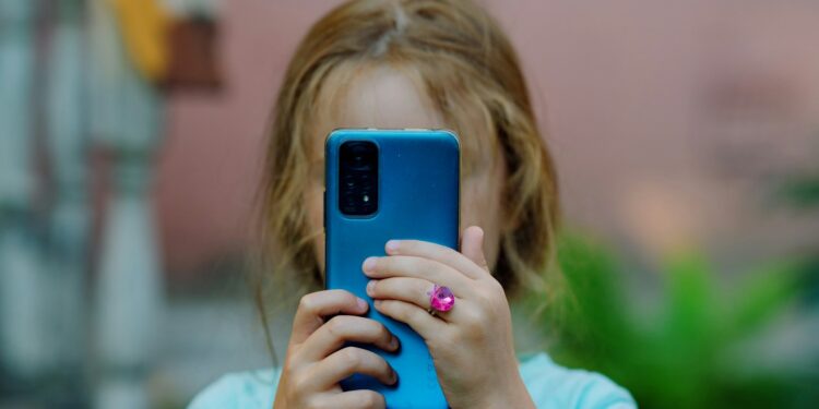 A partir de quando uma criança deve ter celular? Veja o que dizem os especialistas