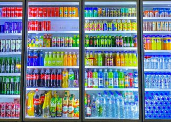 A partir do 10/08, quem for beber em garrafas e latas terá que pagar cobrança obrigatória neste país