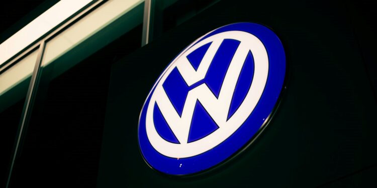 Após queda de R$ 74,4 bilhões nos lucros, Volkswagen comunica o fim das atividades até 2030 para milhares de funcionários
