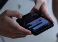 Brasileiros podem ser banidos do WhatsApp se cometerem esse erro durante o trabalho