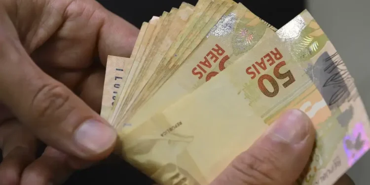 Brasileiros recebem notícia assustadora sobre o valor do salário mínimo caindo para R$ 1.297,12