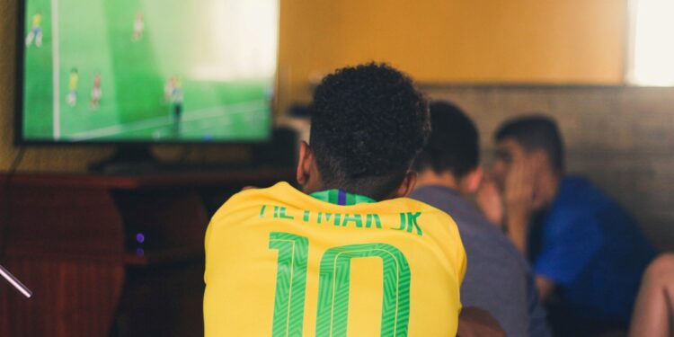 Brasileiros terão que pagar R$ 100 para assistir ao próximo jogo da Copa em um bar