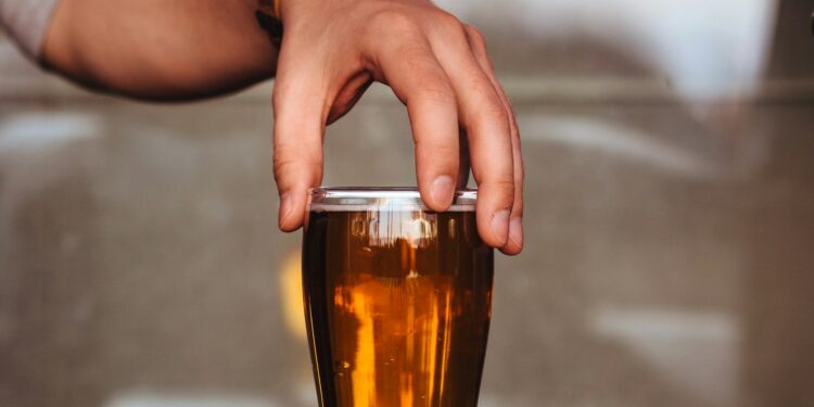 Cientista afirma ter criado cerveja que pode funcionar como vacina