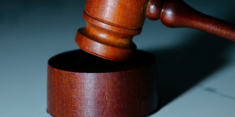 Justiça intervém em decisão do presidente e encerra taxação para empresas em todo este país