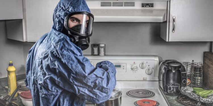Metade dos brasileiros faz algo na cozinha que pode estar espalhando bactérias perigosas sem saber