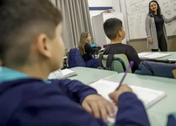 Professores recebem comunicado oficial após governo confirmar valor acima de R$ 1.400