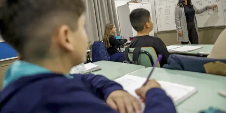 Professores recebem comunicado oficial após governo confirmar valor acima de R$ 1.400