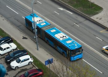 Motoristas com esses veículos ganham autorização para usar a faixa do ônibus após nova regra