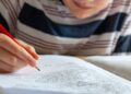 País referência em tecnologia toma decisão surpreendente e volta ao papel e lápis nas escolas
