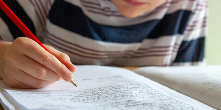 País referência em tecnologia toma decisão surpreendente e volta ao papel e lápis nas escolas