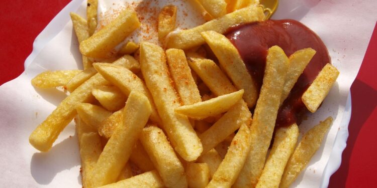 Cientistas descobrem que batata frita pode ser especialmente perigosa para quem tem essa doença