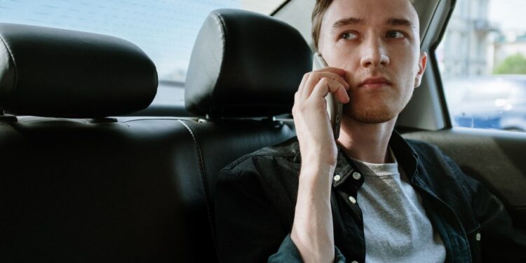 Quem usa o celular enquanto anda de Uber pode acabar recebendo péssima notícia no fim da viagem
