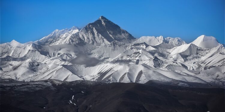 Monte Everest, o pico mais alto da Terra, já esteve completamente embaixo do oceano