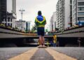 Torcedores recebem alerta sobre multa para quem usar bandeira do Brasil durante a Copa
