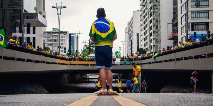 Torcedores recebem alerta sobre multa para quem usar bandeira do Brasil durante a Copa