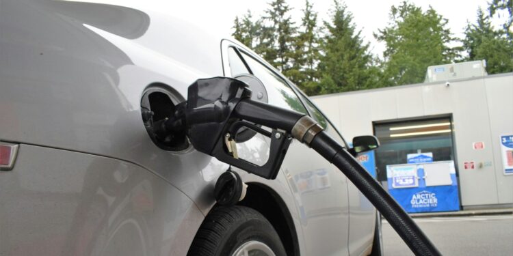 Pouca gente sabe, mas esse erro com a gasolina do carro pode render multa de R$ 130,16 e 4 pontos na CNH