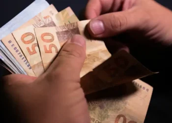 Quem trabalha com carteira assinada pode ter direito a mais de R$ 4 mil além do salário