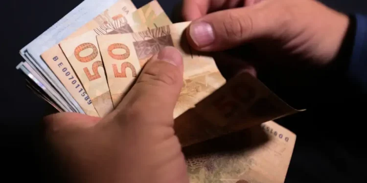 Quem trabalha com carteira assinada pode ter direito a mais de R$ 4 mil além do salário
